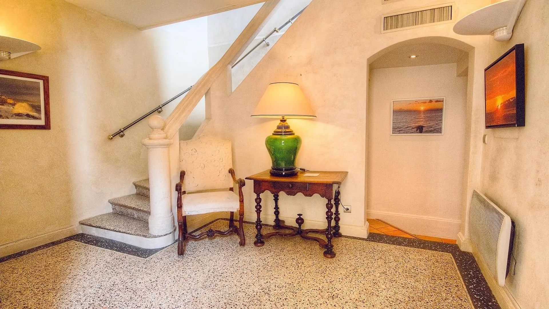 Les Remparts Antibes Location Apartment 0*,  France